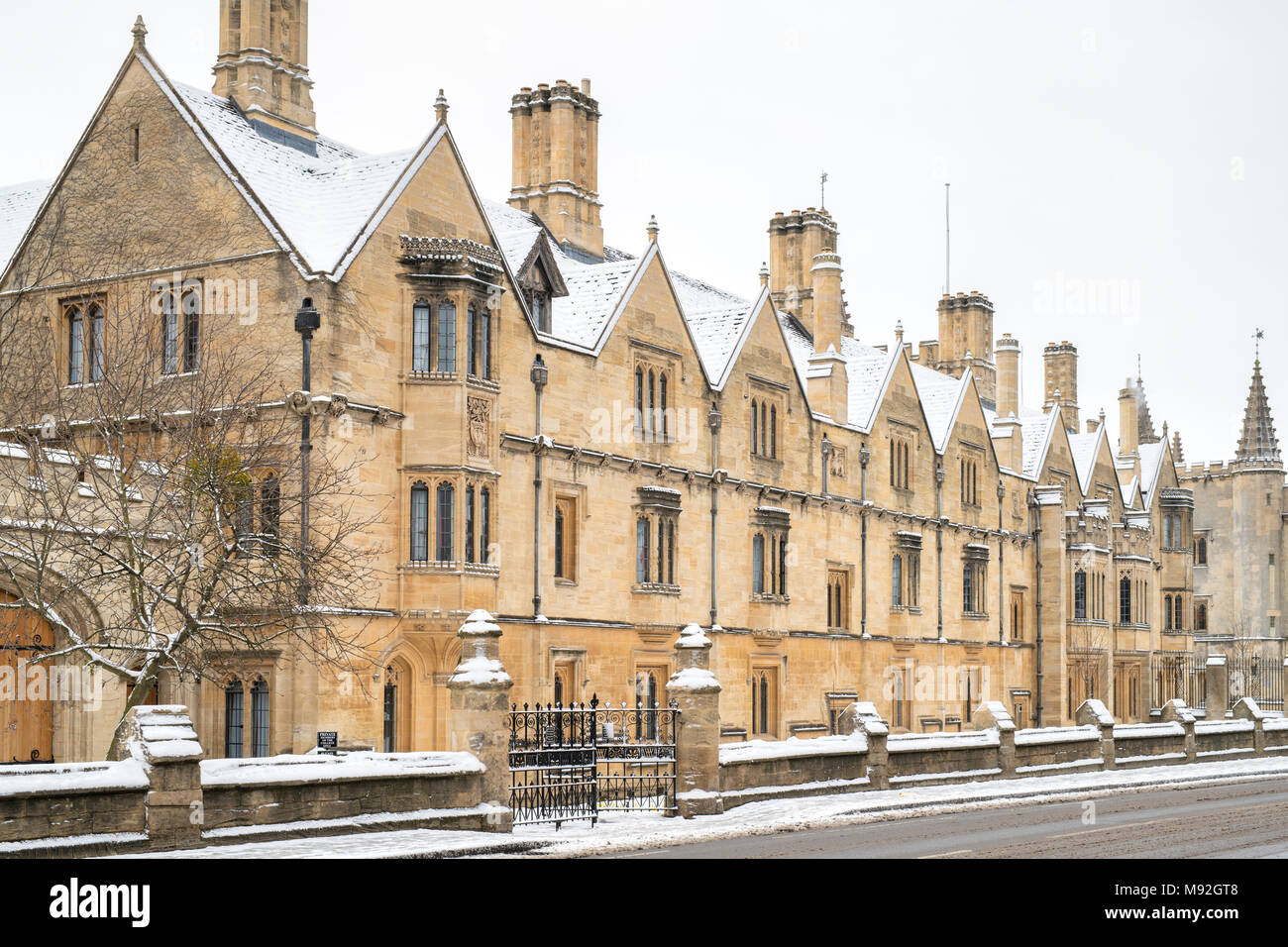 Magdalen College Gebäude entlang der High Street in den frühen Morgen Schnee. Oxford, Oxfordshire, England Stockfoto