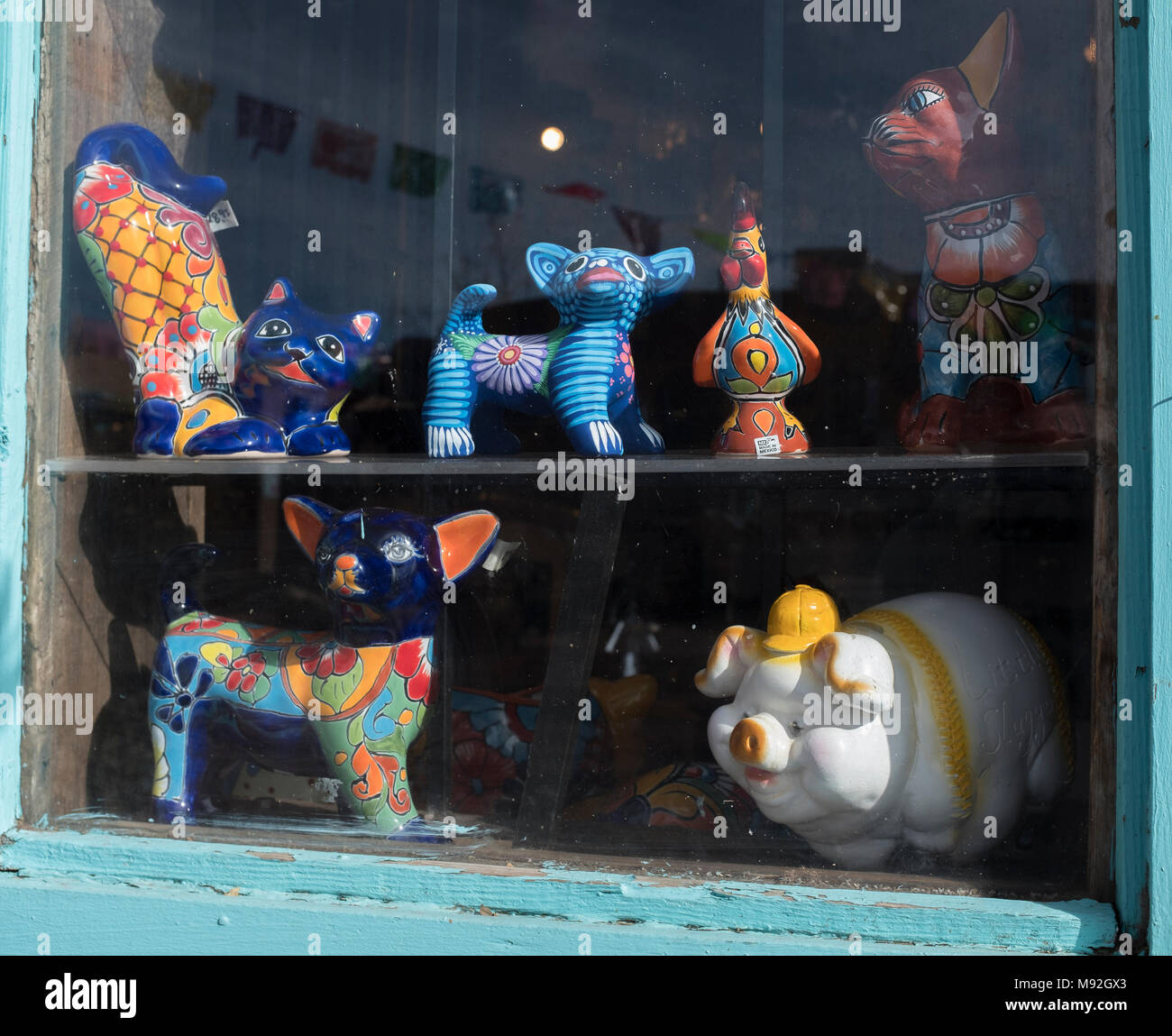 Dekorative Keramik Tiere im Fenster anzeigen Stockfoto