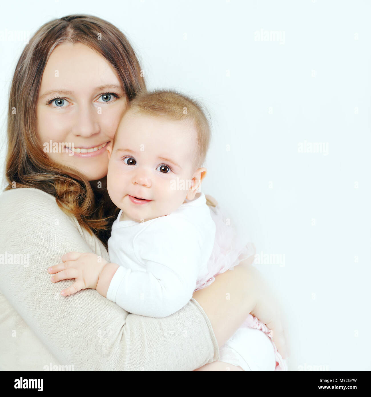 Baby und Mutter umarmte. Happy Family - Mama mit Kind (Baby). Stockfoto