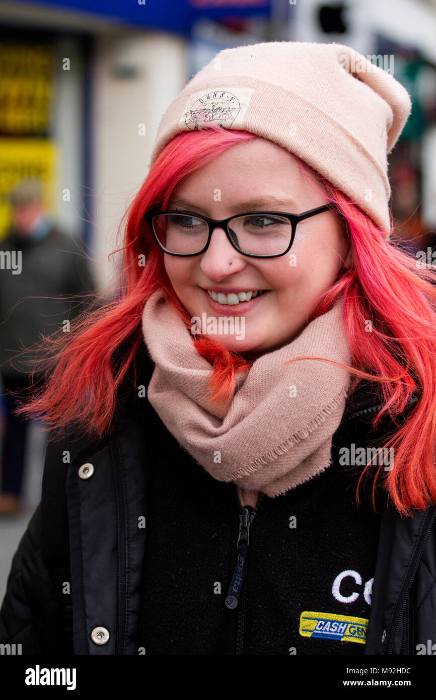 Eine junge Frau mit gefärbten Haaren ist warm an einem kalten Tag verpackt nach Abschluss der Arbeiten an der Kasse Generator in Dundee, Großbritannien, Stockfoto