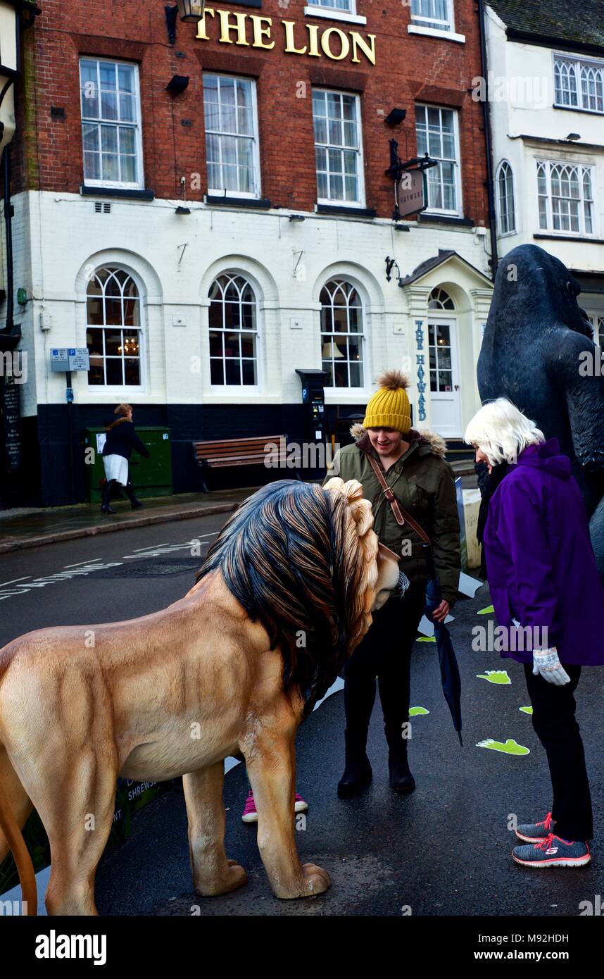 Shrewsbury, Shropshire, England, WildCop Event mit lebensgroßen Tierskulpturen auf die historische Stadt Wyle Cop Stockfoto