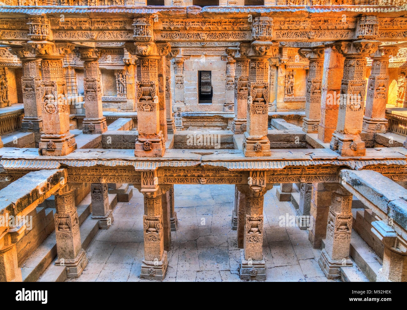 Rani ki Vav, ein aufwendig konstruierte stepwell in Patan. Weltkulturerbe der UNESCO in Gujarat, Indien. Stockfoto Rani ki Vav, ein aufwendig konstruierte stepwell in Patan. Weltkulturerbe der UNESCO in Gujarat, Indien. Stockfoto