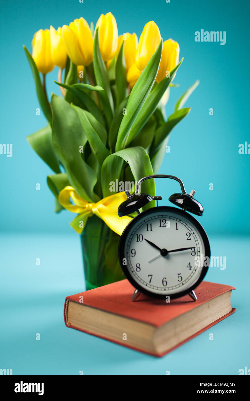 Gelbe Tulpen auf blauem Hintergrund Stockfoto