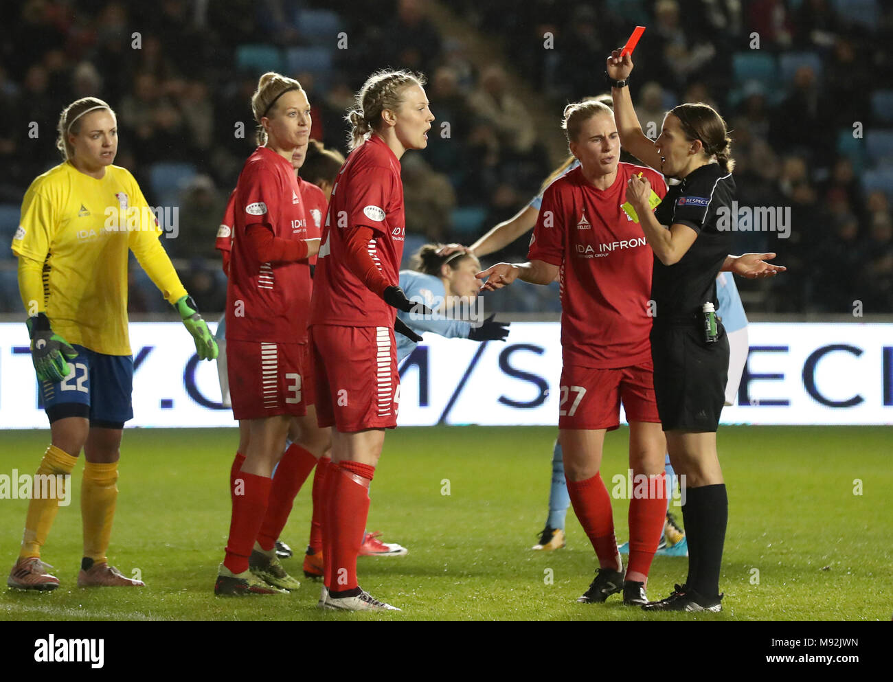 Linkoping Frauen Lisa Lantz (Mitte) ist eine rote Karte durch den Schiedsrichter Stephanie Frappart während der Frauen Champions League, Viertelfinale im City Football Academy, Manchester. Stockfoto