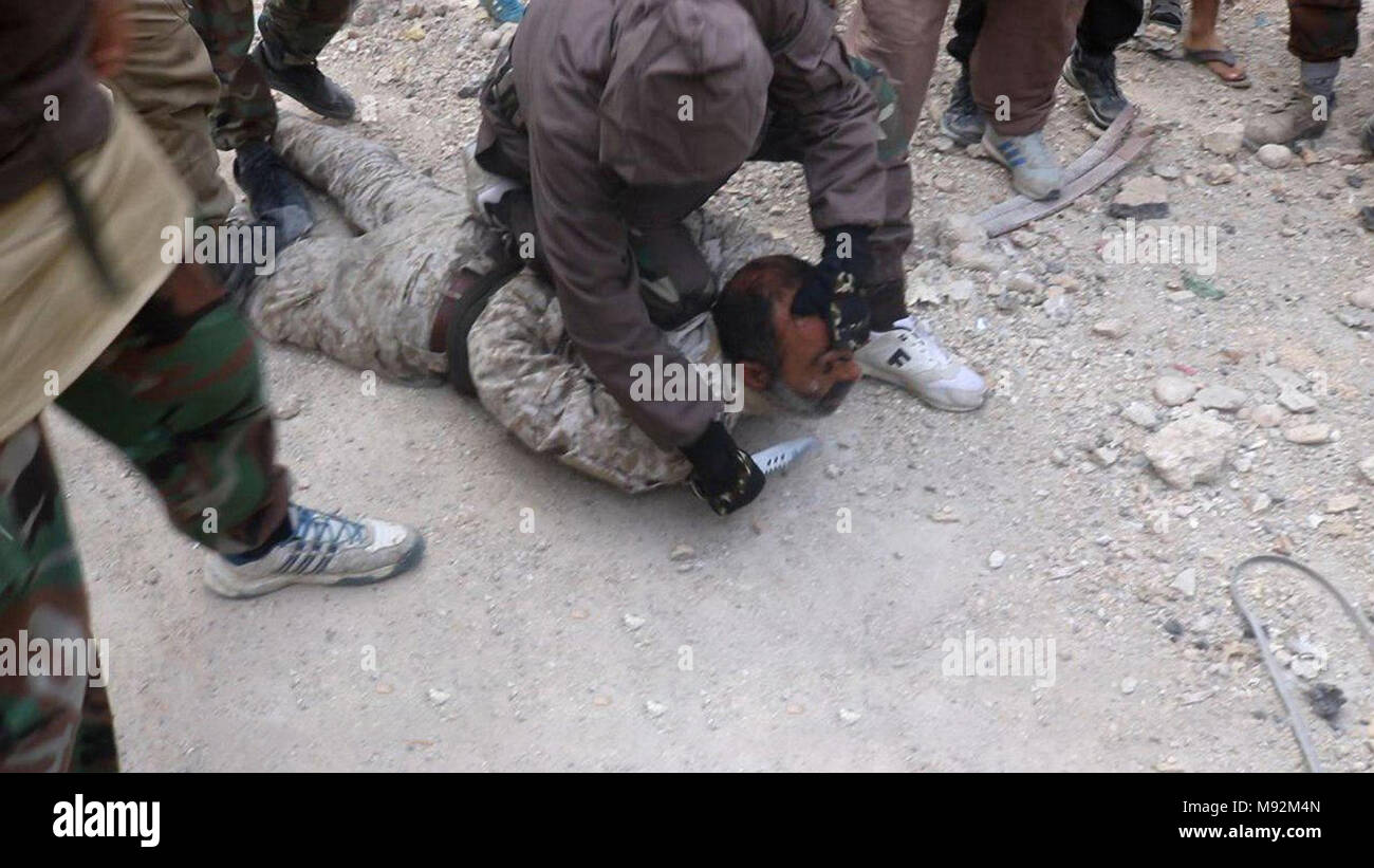 Islamischen Staat propaganda Foto eines erfasst der syrischen Armee Soldaten vor von ISIS Terroristen folgenden Kämpfe im Süden Damaskus am 20. März 2018 in Syrien enthauptet wird. Stockfoto