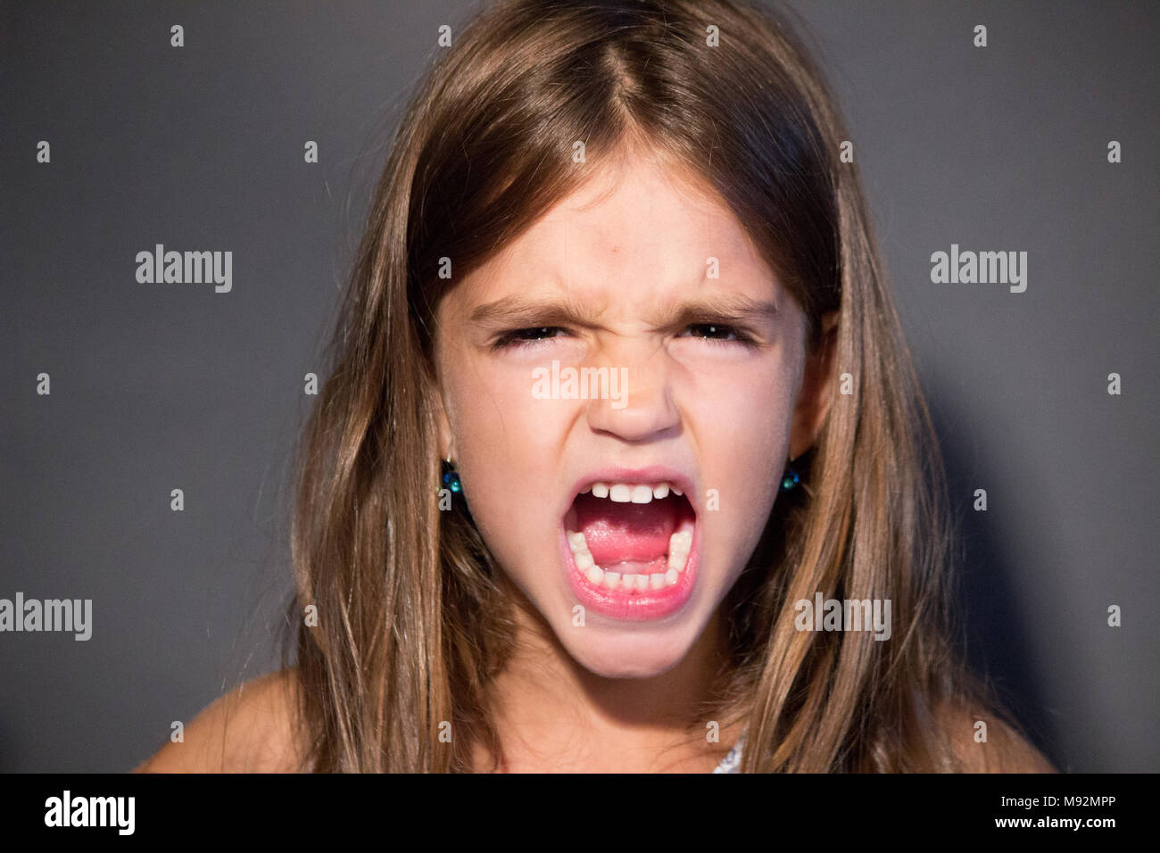 Verrückte kleine Mädchen schreien Stockfoto