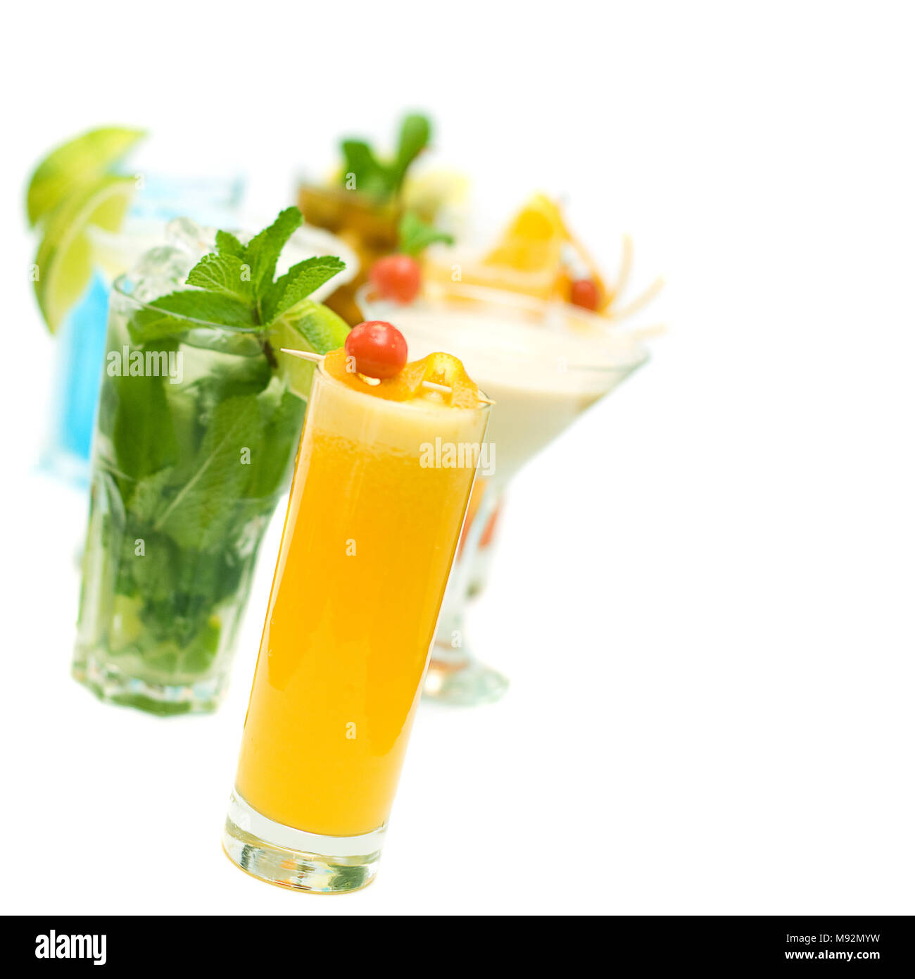 Schraubendreher Cocktail auf unscharfen Cocktails Sammlung auf weißem Hintergrund Stockfoto