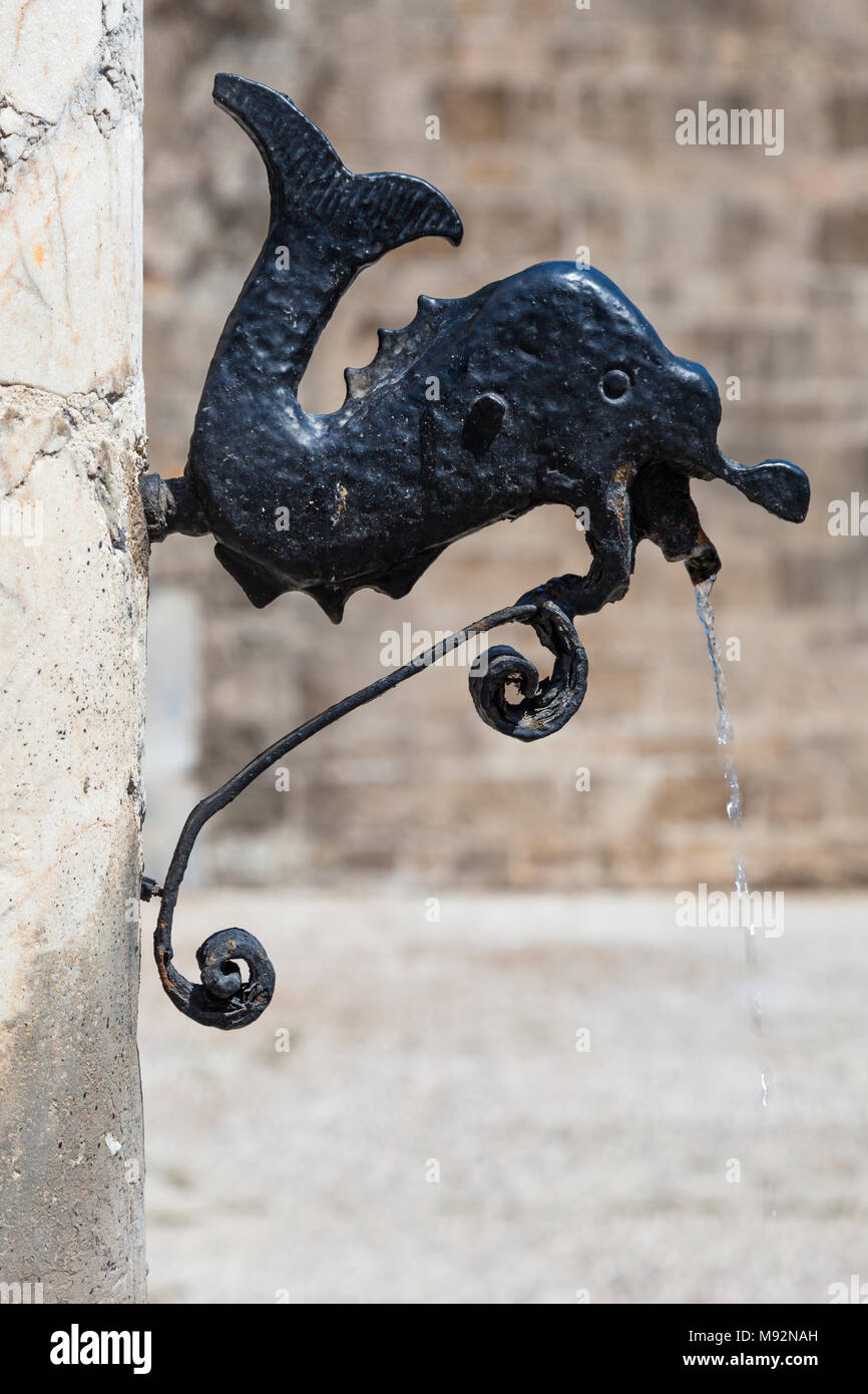 Dekorative Fisch auf dem Brunnen auf Argyrokastrou Square, Insel Rhodos, Griechenland Stockfoto