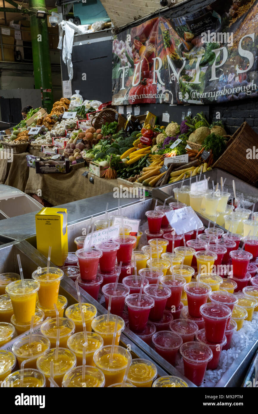 Aromatisiert frisch Gemüse und Obst Ernährung Gesunde Ernährung Smoothies auf Verkauf zu einem auf Borough Market in Central London Stall gemacht. greengroceries Stockfoto