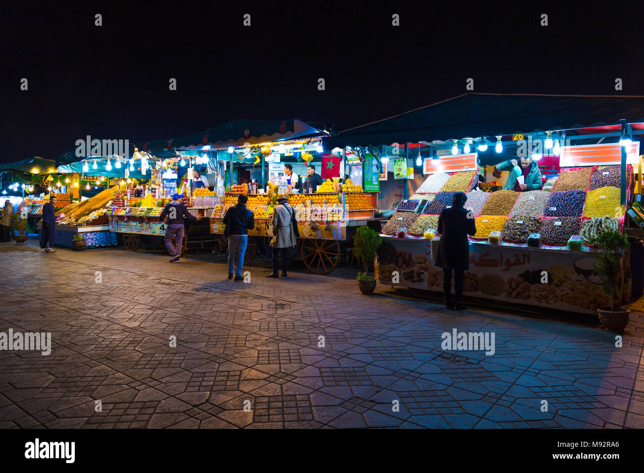 Muttern und Saft geht in der Nacht in der Djemaa el-Fna in der Medina, Marrkesh, Marokko Stockfoto