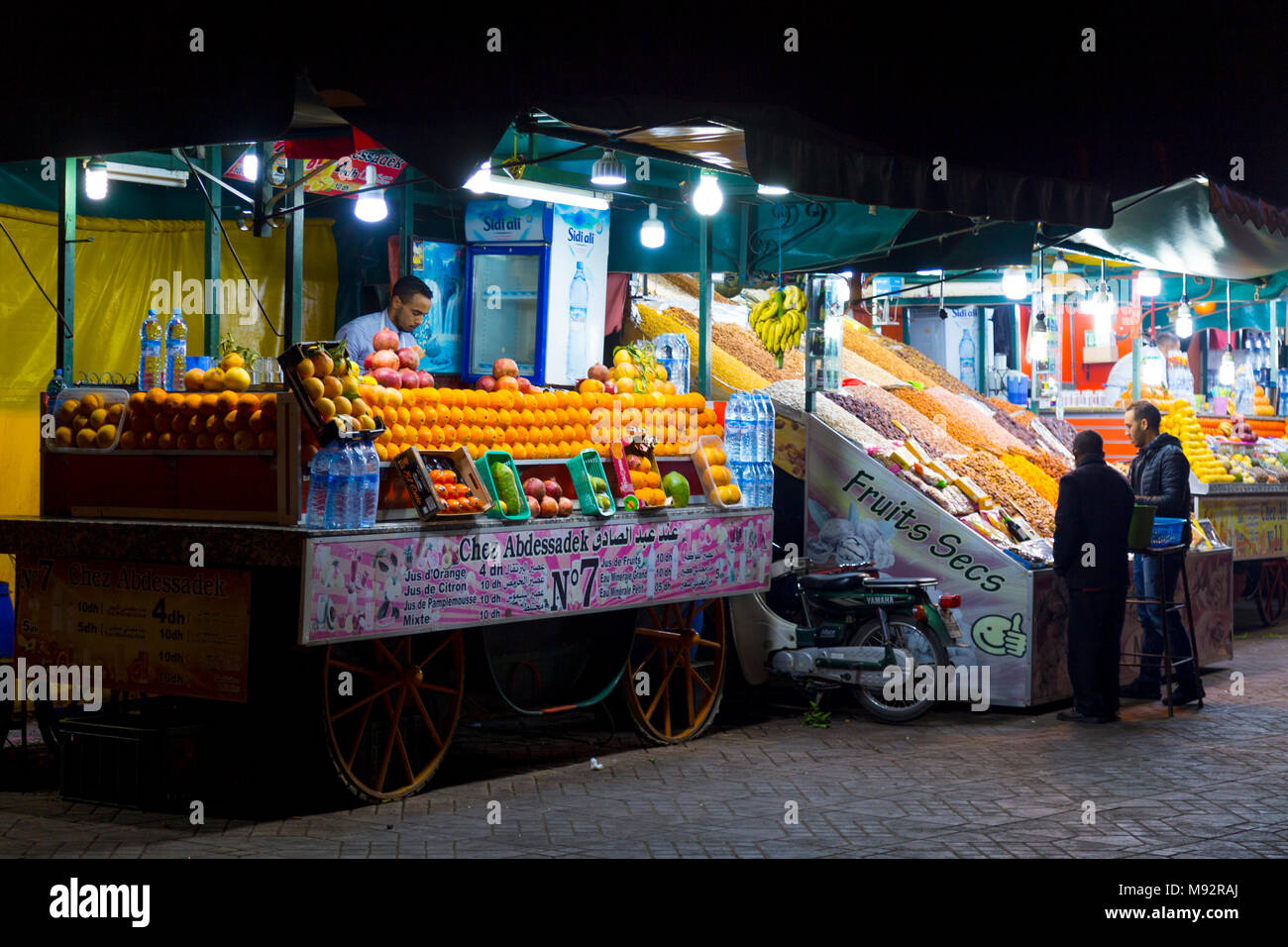 Frischer Saft Stall an der Djemaa el-Fna Markt in der Medina von Marrakesch, Marokko Stockfoto