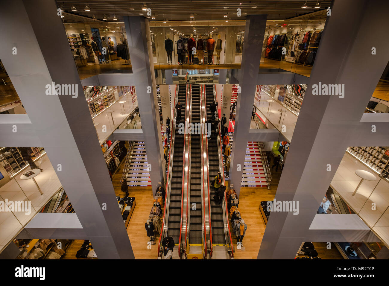 Uniqlo Store auf der 5th Avenue New York, große Treppe Stockfotografie -  Alamy