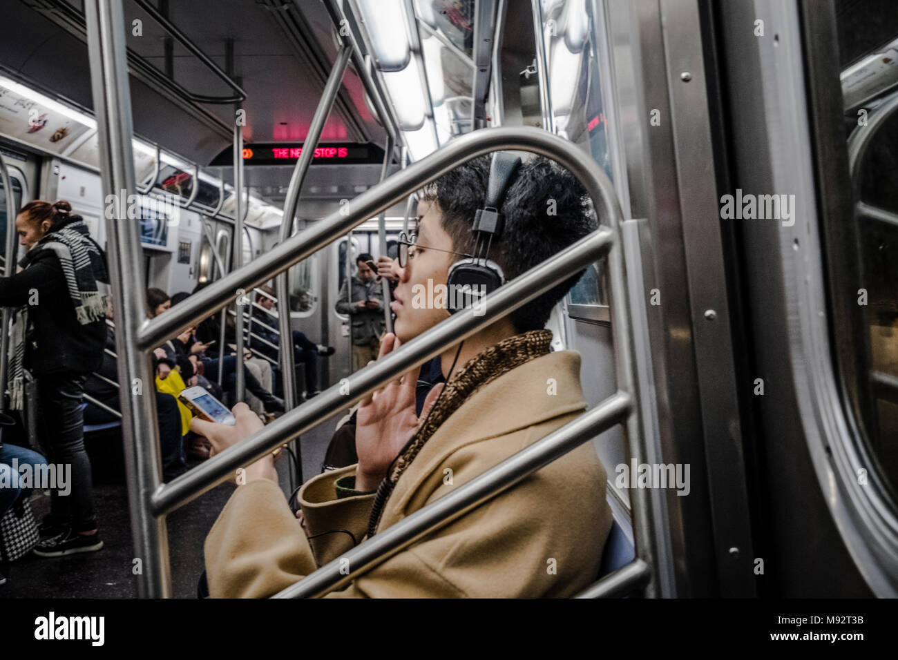 Pendler in U-Bahn Wagen am New Yorker U-Bahn Stockfoto