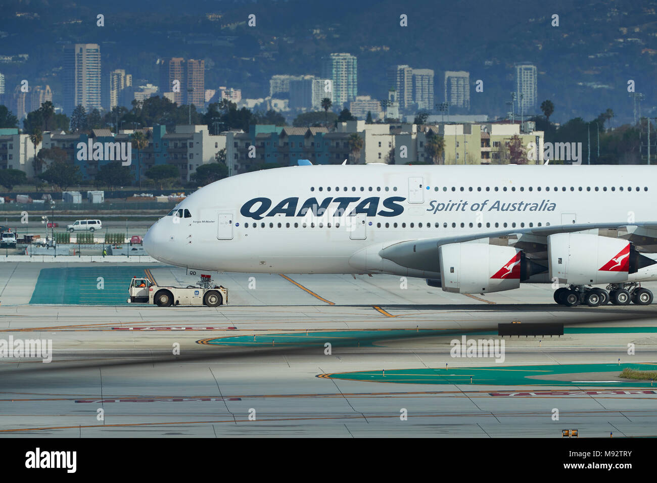 Qantas Airways Airbus A380800 unter Abschleppen aus dem Bradley Terminals am Internationalen