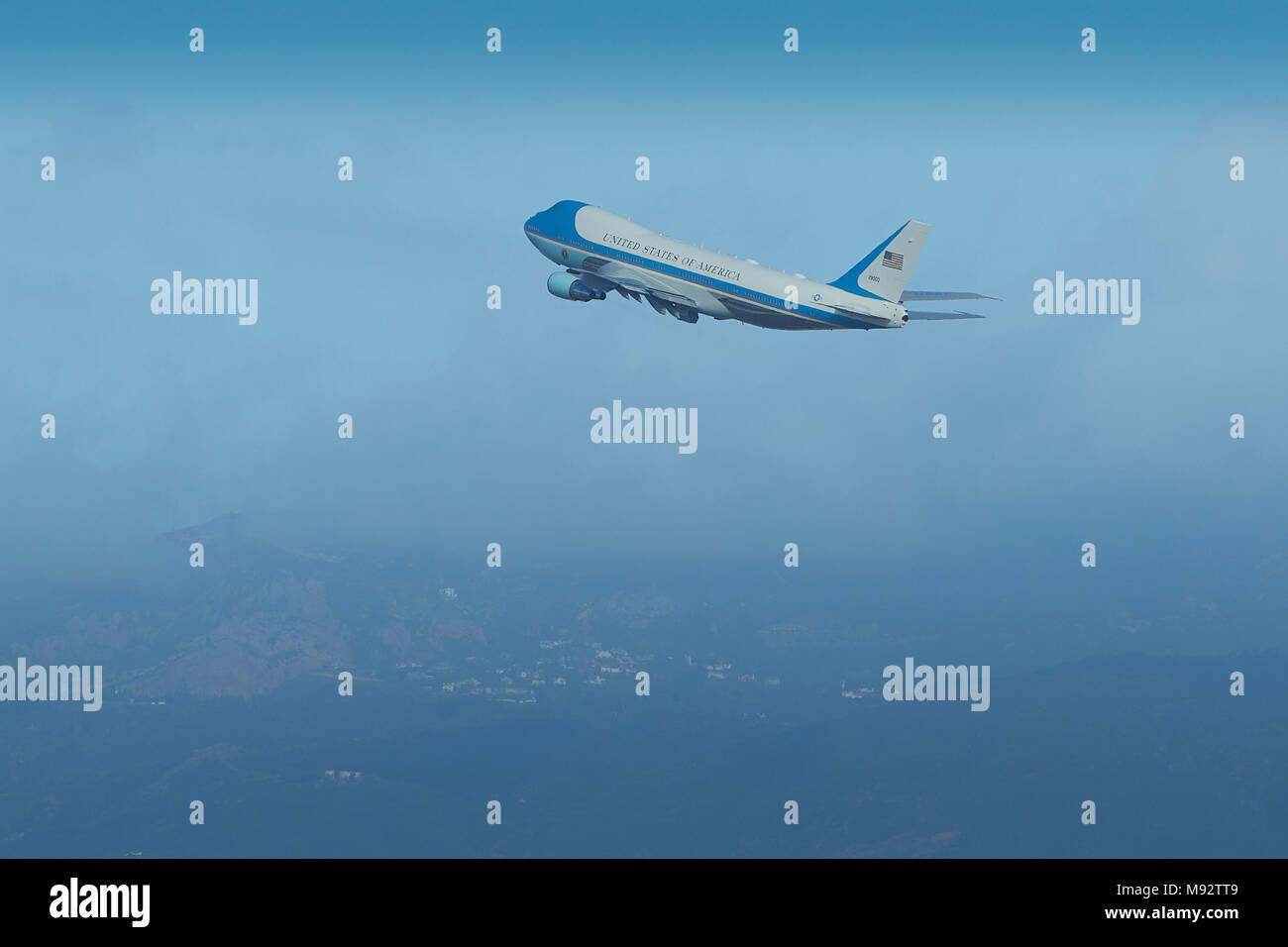 Air Force One, Klettern entfernt vom internationalen Flughafen von Los Angeles, LAX, Durchführung von Präsident Trumpf nach St. Louis. 14. März 2018 Stockfoto