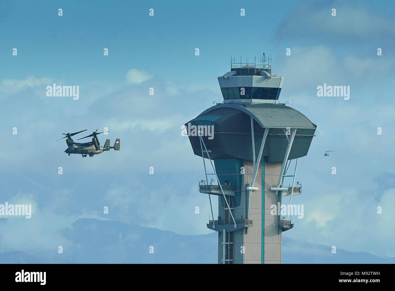 US Marine Corps MV-22 B Osprey, Begleitung Präsident Trump, Ansätze Flughafen Los Angeles, LAX, nach seinem Besuch in Los Angeles. 14. März 2018. Stockfoto