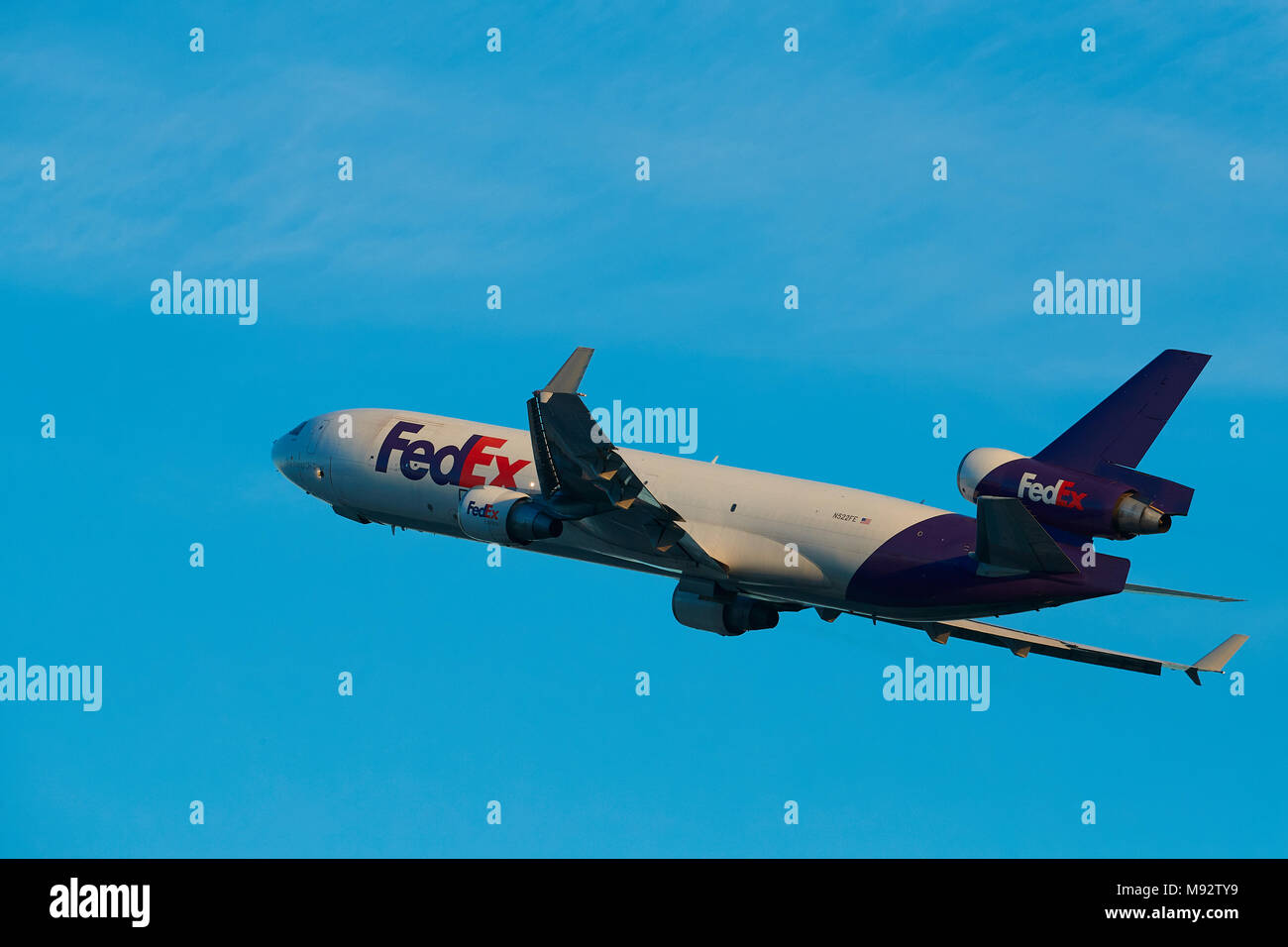 FedEx MD11 Cargo Jet vom Internationalen Flughafen Los Angeles, LAX, Kalifornien, USA. Stockfoto