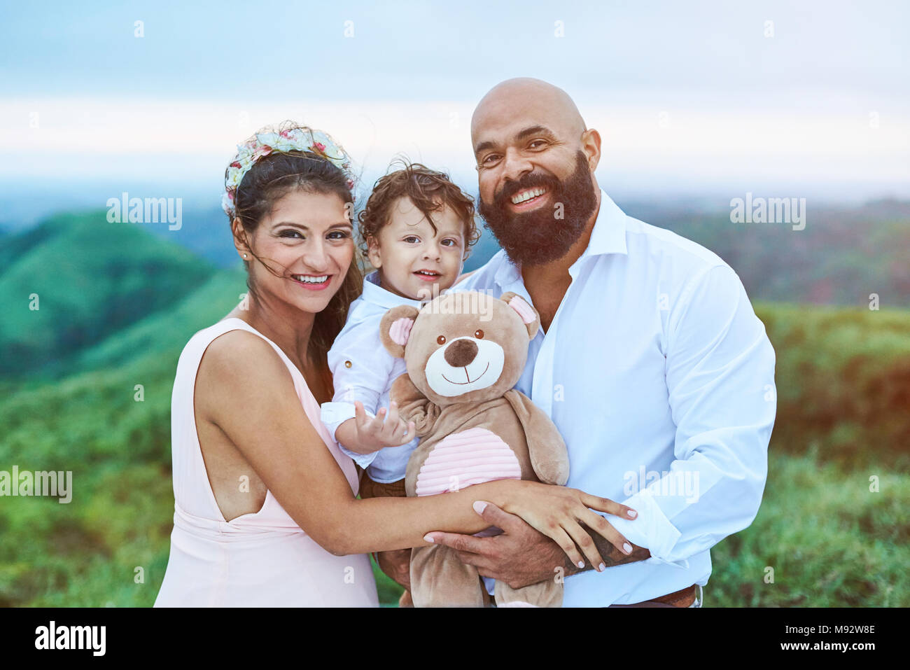Junger Vater und Mutter mit Kind Junge auf natürlichen Hintergrund Stockfoto