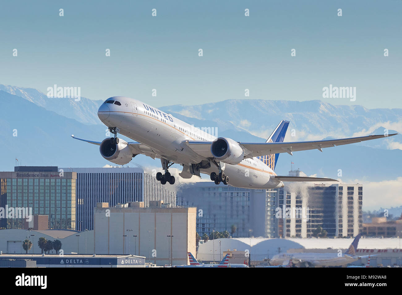 United Airlines Boeing 787-900 Dreamliner Passenger Jet vom Flughafen Los Angeles, LAX. Die schneebedeckten San Gabriel Berge dahinter. Stockfoto