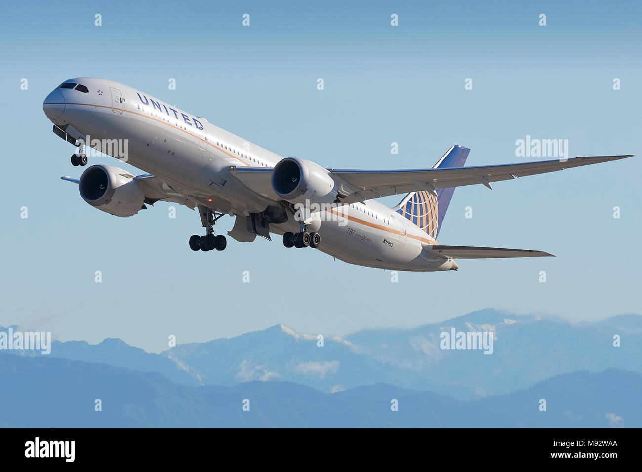 United Airlines Boeing 787-900 Dreamliner Passenger Jet vom Flughafen Los Angeles, LAX. Die schneebedeckten San Gabriel Berge dahinter. Stockfoto