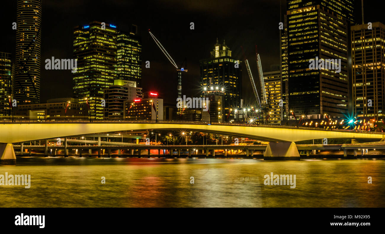 Brisbane River und die Stadt bei Nacht Stockfoto