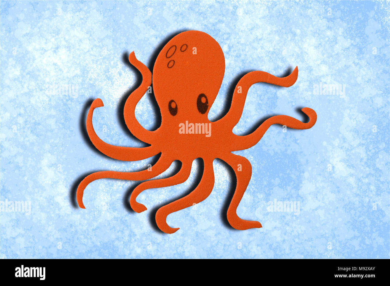 Eine orange Octopus Gummi Eva auf eine gemalte blaue Hintergrund Stockfoto