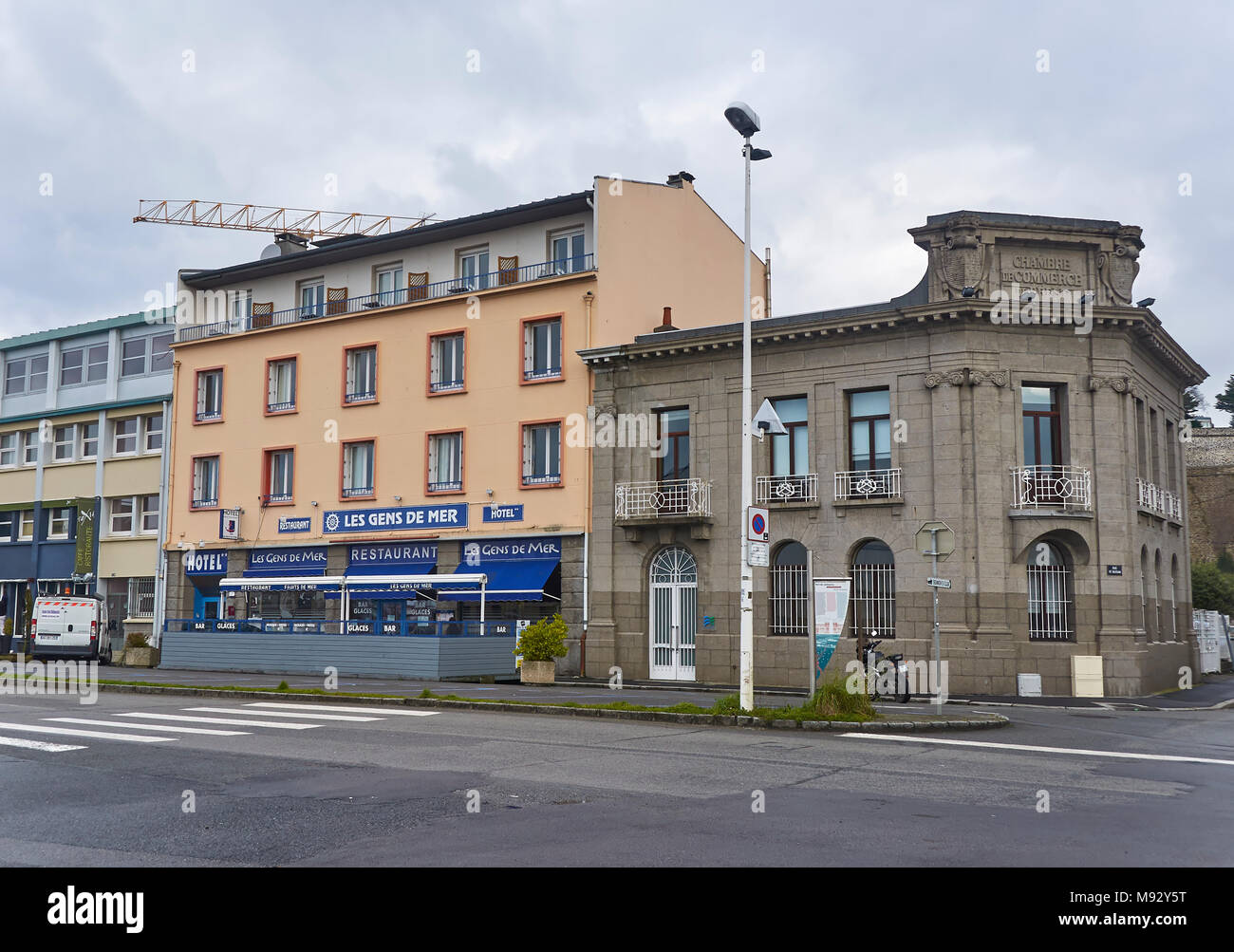 Ein Brest Straße mit sowohl Vor und nach dem Krieg Gebäuden Seite an Seite, wegen der schweren Bombenangriffe der Alliierten im Zweiten Weltkrieg. Das Hotel Gens de Mer neben Stockfoto