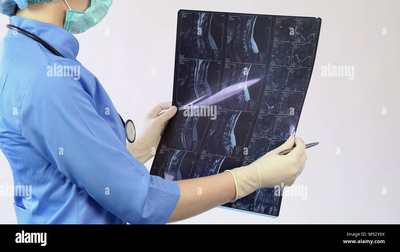 Frau Chirurg Kontrolle Patienten Hals x-ray, Knochen Verletzungen Behandlung, Diagnose Stockfoto