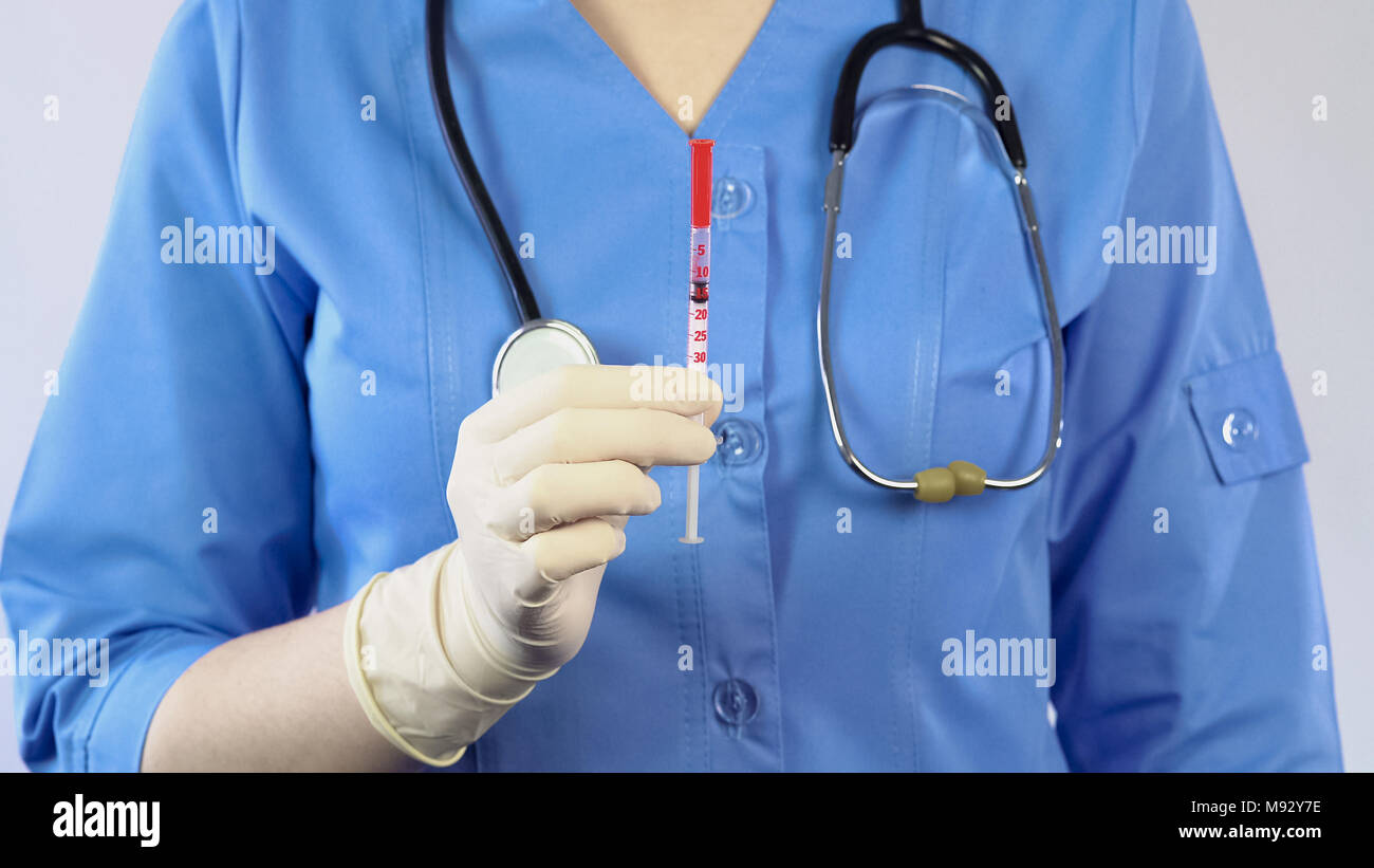 Arzt holding Spritze mit Insulin und Injektion zu machen, Gesundheit Stockfoto