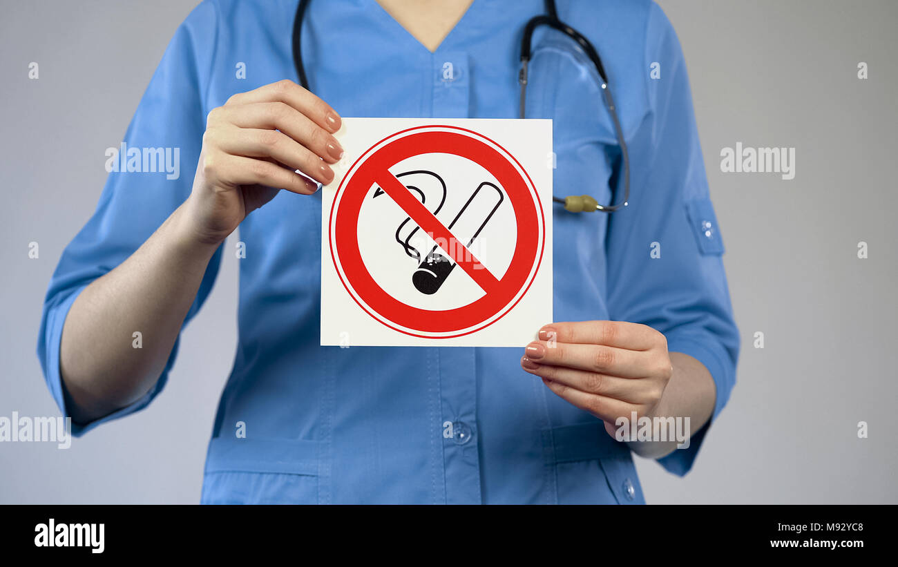 Krankenschwester in Händen halten, nicht rauchen, schädliche Gewohnheit, Medizin und Gesundheitswesen Stockfoto