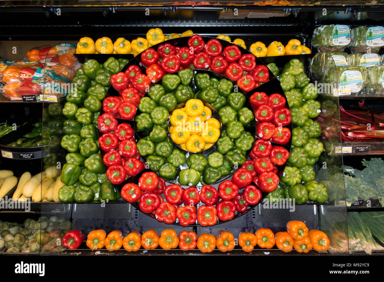 Array von Gelb Grün Rot und Orange Paprika in einem Lebensmittelgeschäft Rundschreiben anzeigen. St. Paul Minnesota MN USA Stockfoto