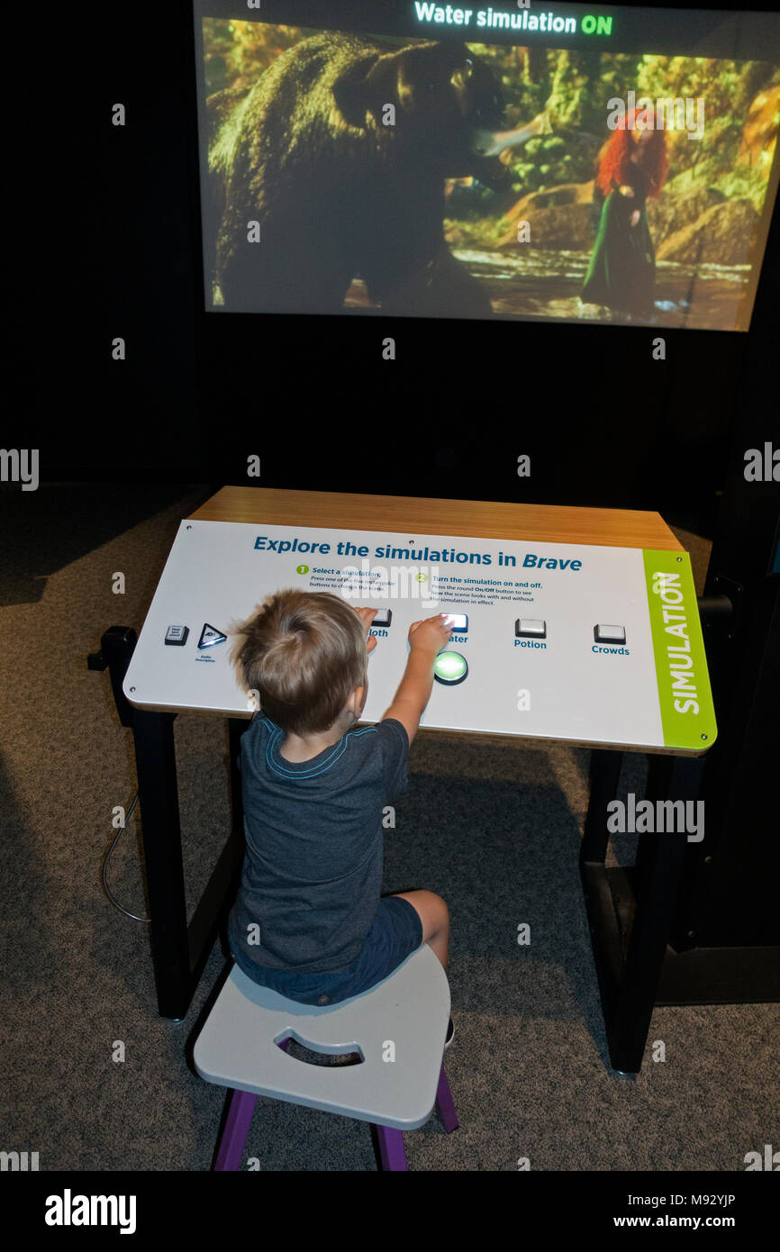 Junge Alter 2 an der Simulation Board für den Film mutig an "Die Wissenschaft hinter Pixar' Ausstellung im Science Museum in Minnesota. St. Paul Minnesota MN USA Stockfoto