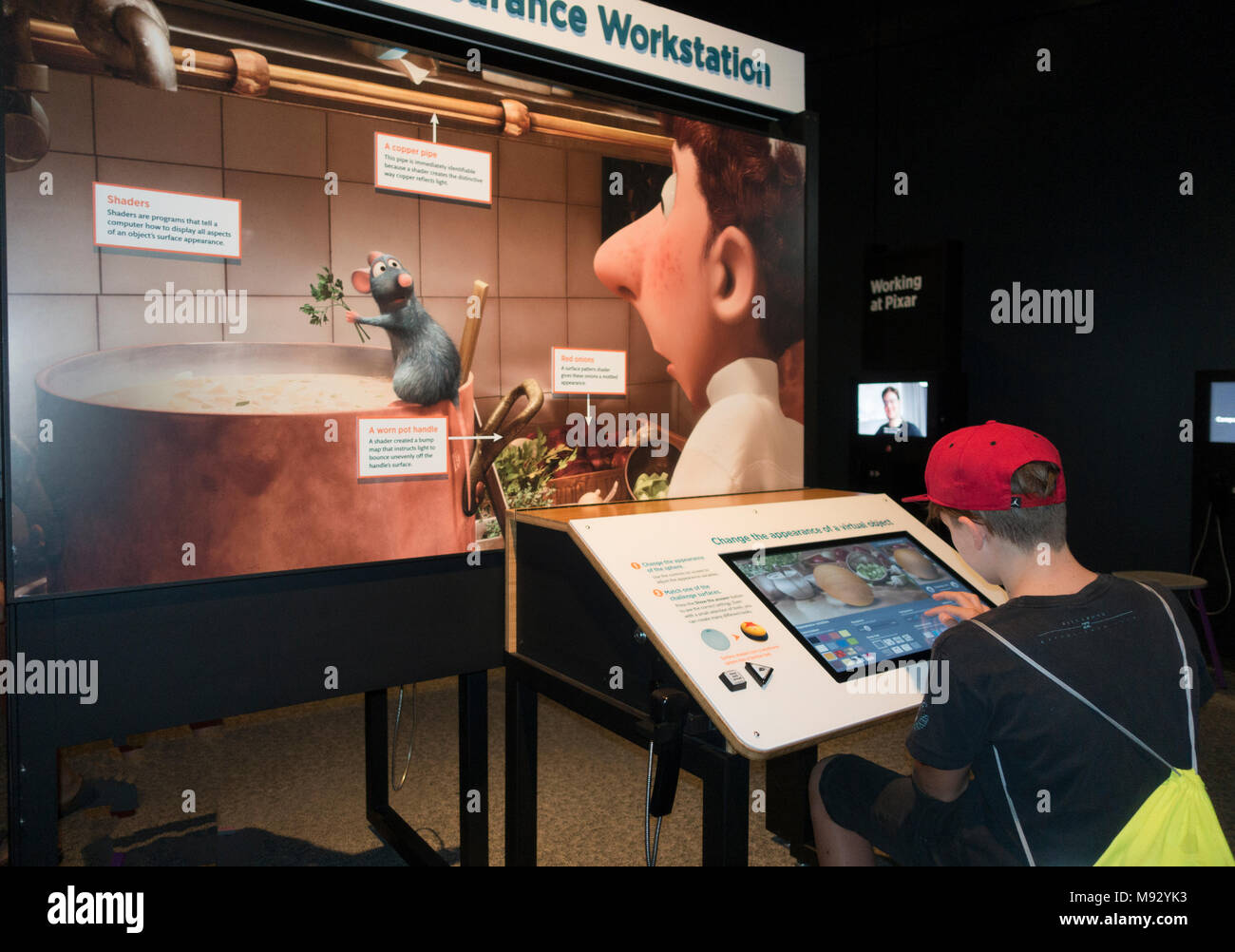 Junge Alter 12 an der Arbeitsstation ändern Auftritte in Film Ratatouille "Die Wissenschaft hinter Pixar' an MN Science Museum. St. Paul Minnesota MN USA Stockfoto