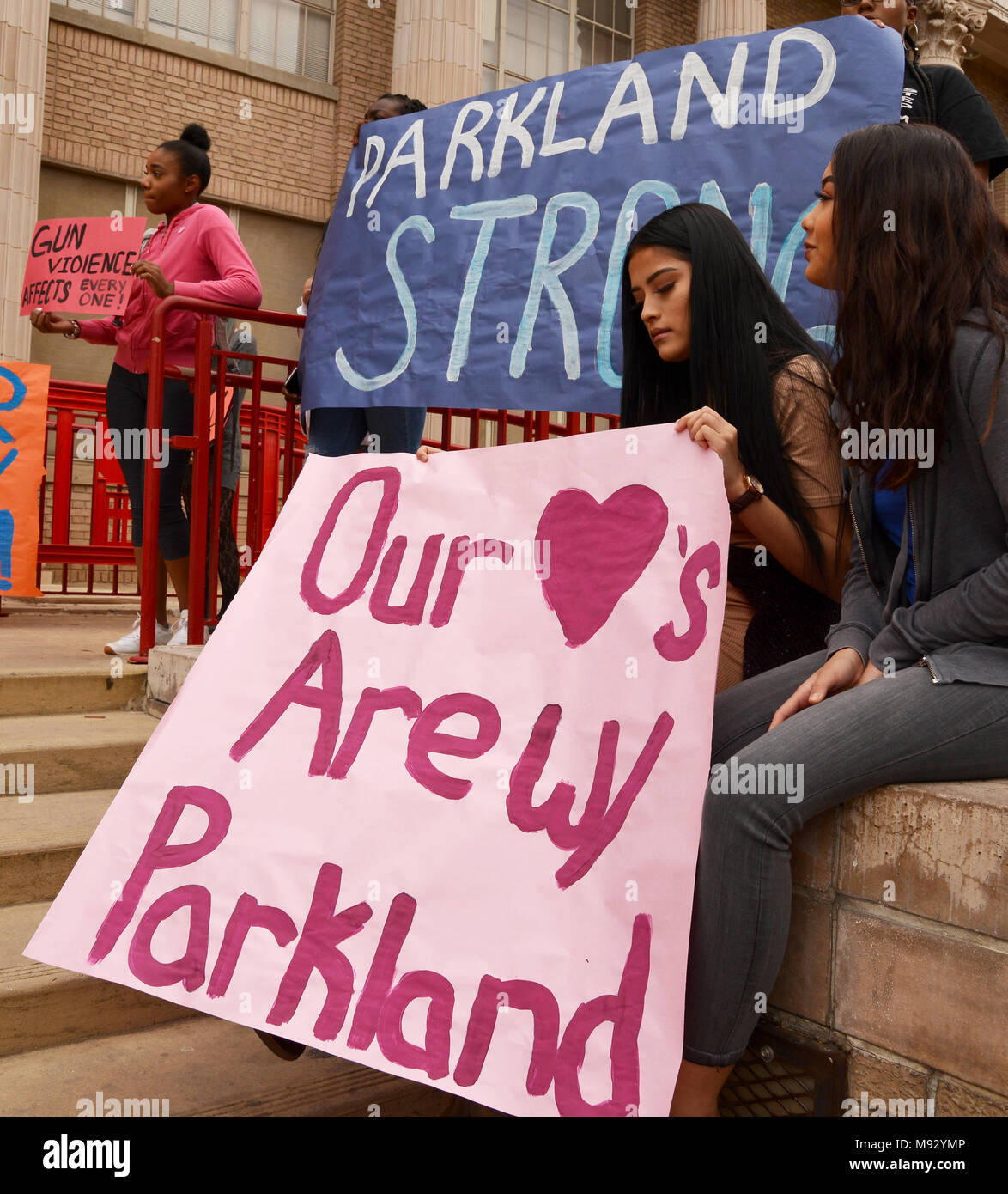 Hunderte von Tucson High School Studenten gehen aus der Klasse in Tucson, Arizona, USA, am 14. März 2018, im Gedenken an Opfer des Amoklaufs im Mar Stockfoto