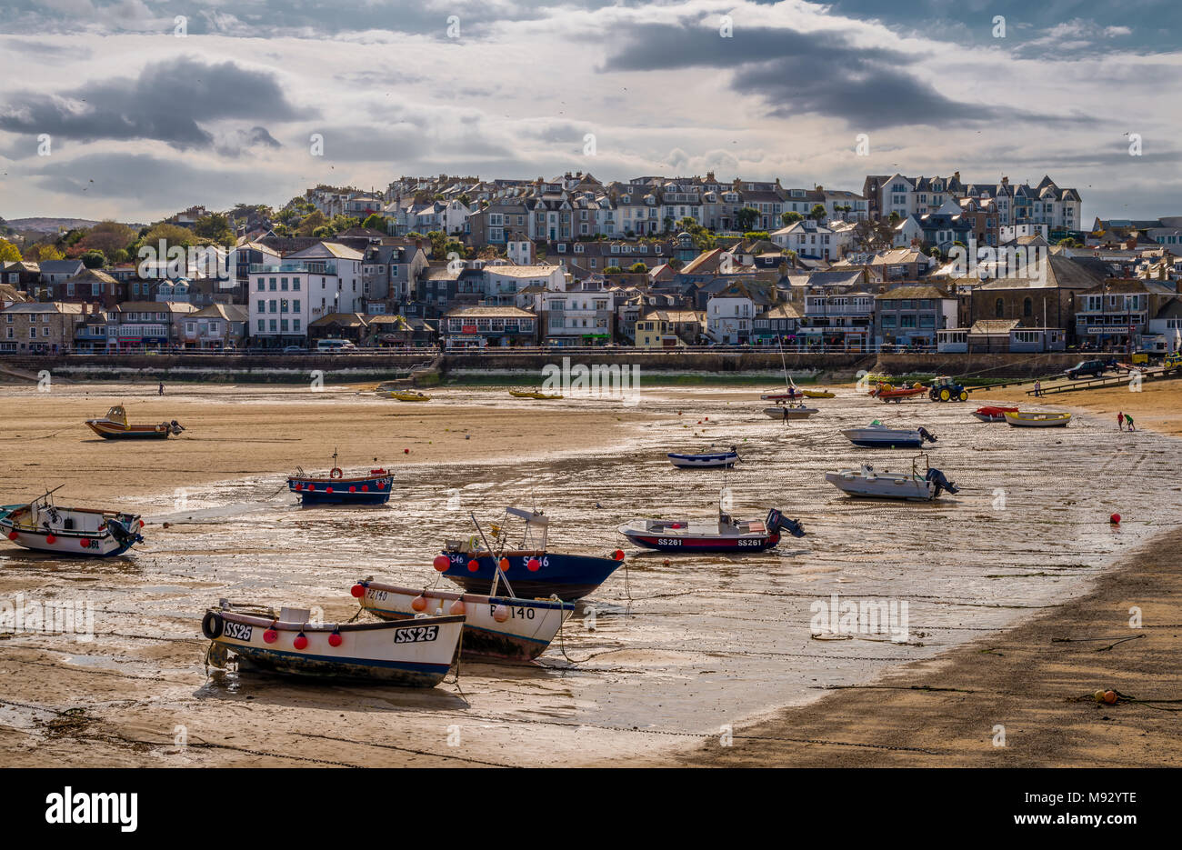 Blick auf St. Ives Hafen Strand bei Ebbe. Cornwall, Großbritannien. Stockfoto