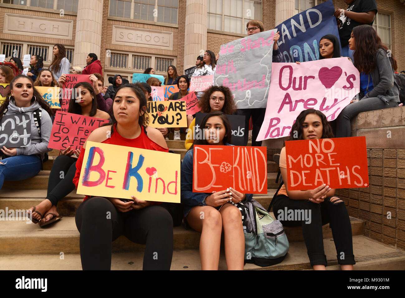 Hunderte von Tucson High School Studenten gehen aus der Klasse in Tucson, Arizona, USA, am 14. März 2018, im Gedenken an Opfer des Amoklaufs im Mar Stockfoto