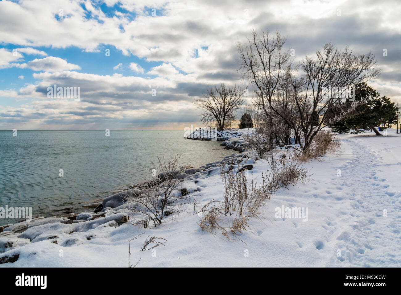 Winterlandschaft Szene Mit Weißen Schnee Und Eisigen Wasser - 