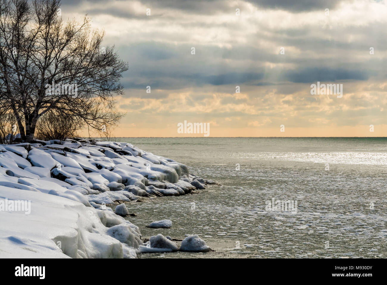 Winterlandschaft Szene mit weißen Schnee und eisigen Wasser See Küste, an einem schönen sonnigen Tag mit hohem Kontrast Himmel Stockfoto