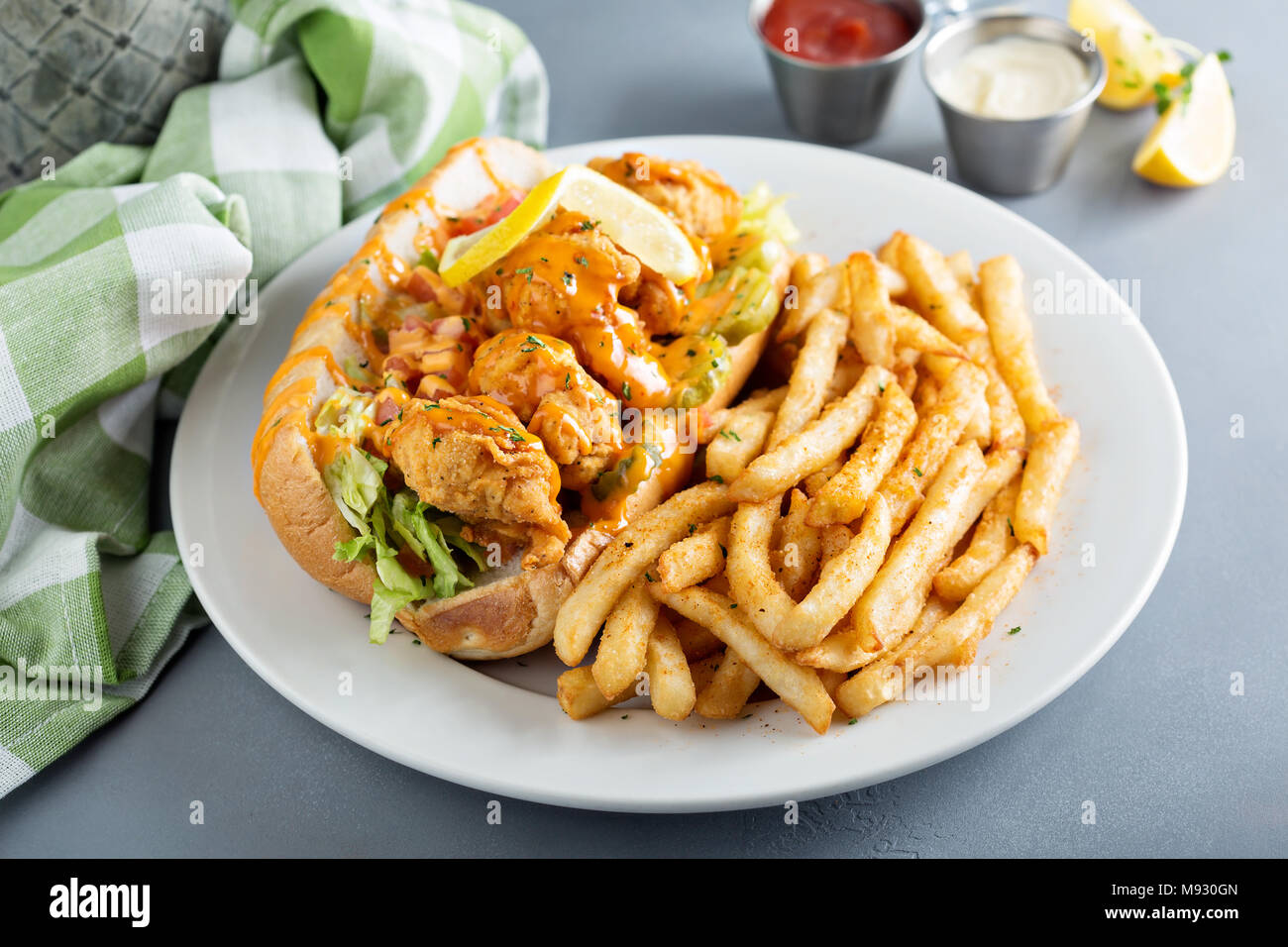 Po boy Sandwich mit gebratenen Garnelen und Pommes Frites Stockfoto
