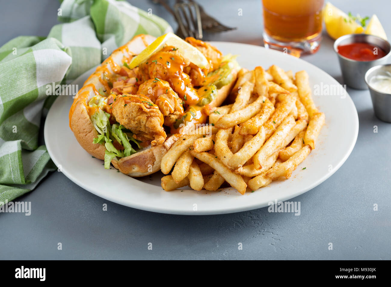 Po boy Sandwich mit gebratenen Garnelen und Pommes Frites Stockfoto