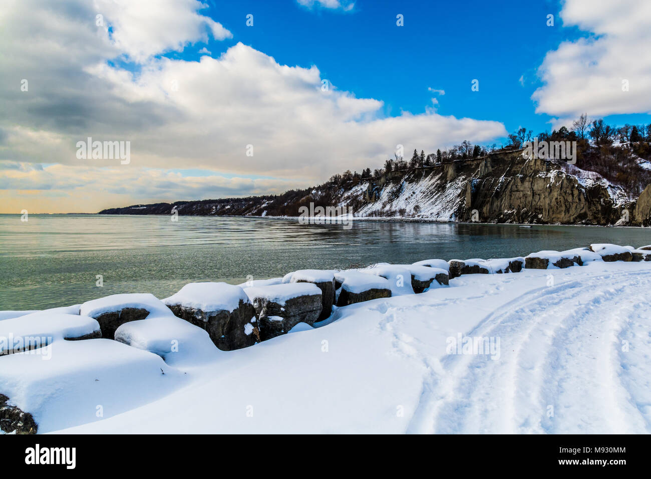 Winter Szene mit den Täuschungen, die Kanten im Schnee mit eisigen See Wasser an einem bewölkten Tag abgedeckt Stockfoto