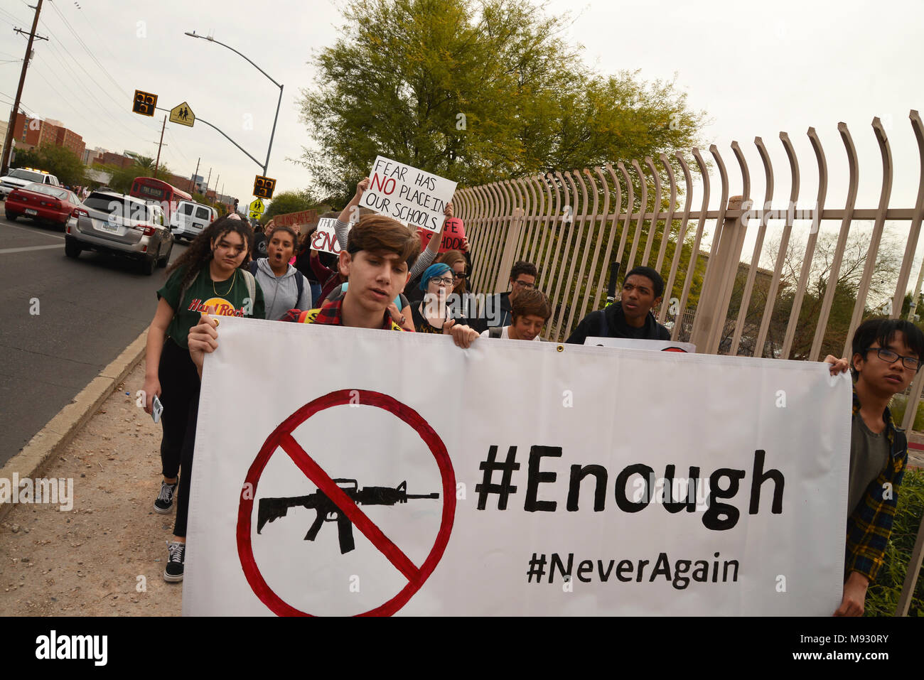 Hunderte von Tucson High School Studenten gehen aus der Klasse in Tucson, Arizona, USA, am 14. März 2018, im Gedenken an Opfer des Amoklaufs im Mar Stockfoto