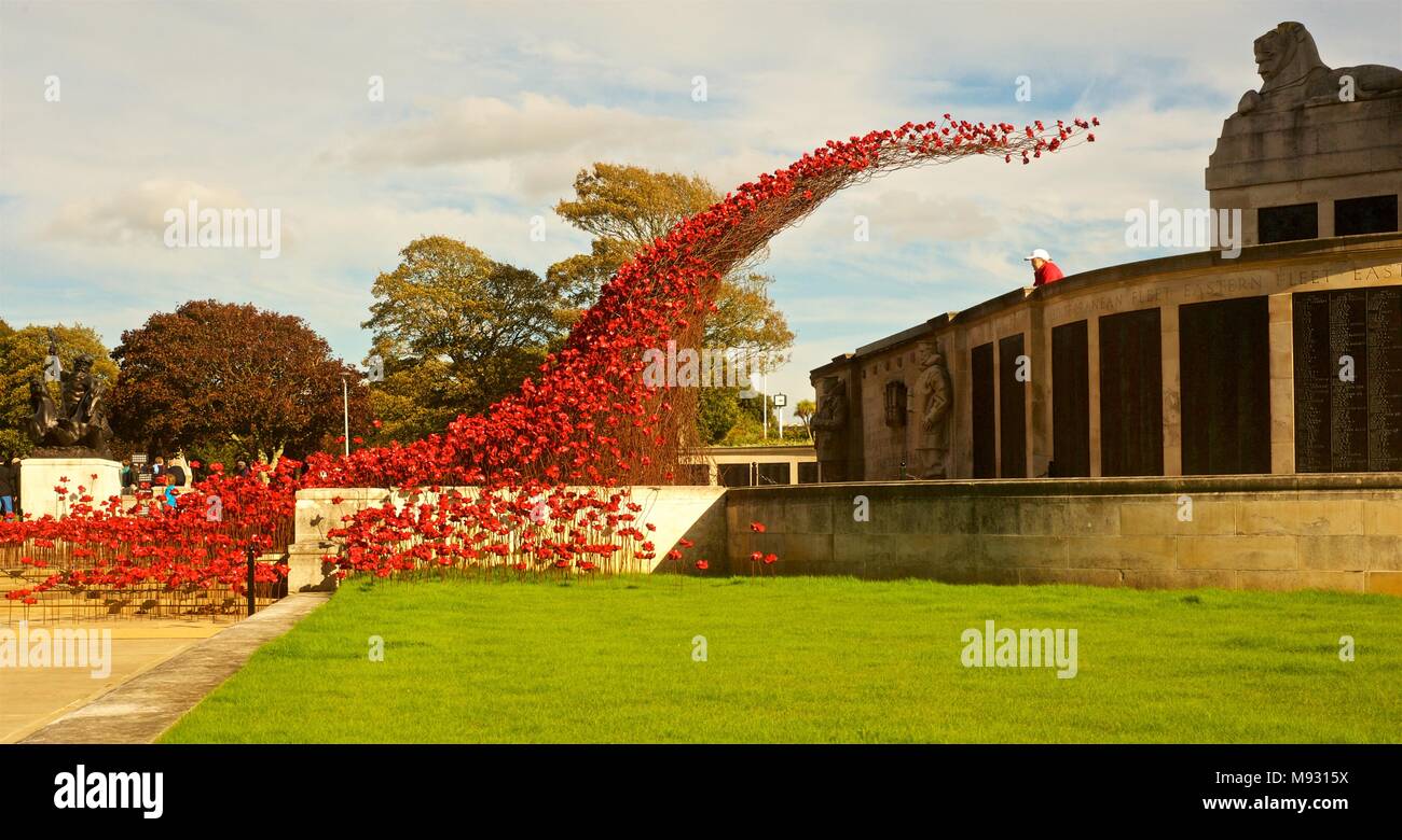 Poppy Wasserfall Installation von Plymouth, England. UK-Tour der Mohnblumen Toten und Vermissten Soldaten und Frauen der Weltkriege zu gedenken. Stockfoto