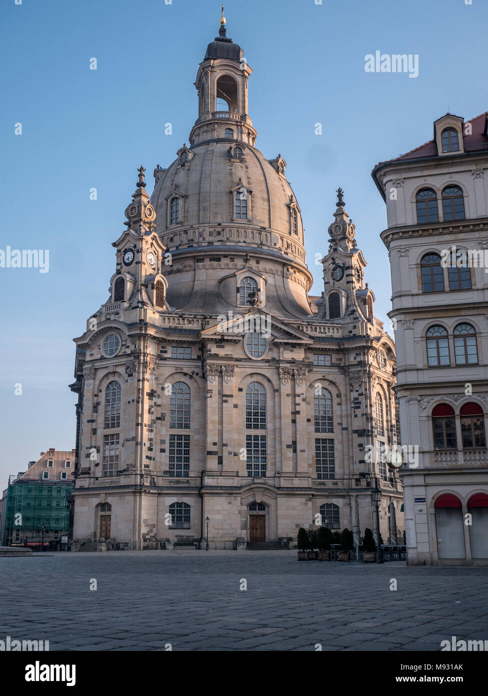 Der Muttergottes Kirche/Kirche Unserer Lieben Frau (Frauenkirche) und Luther statue am frühen Morgen, Dresden, Sachsen, Deutschland Stockfoto