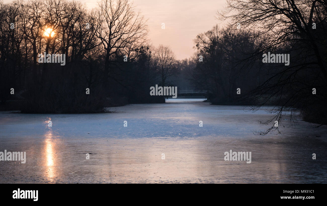 Sonnenaufgang über dem gefrorenen Carola finden Sie in den frühen Morgen. Dresden, Sachsen, Deutschland Stockfoto