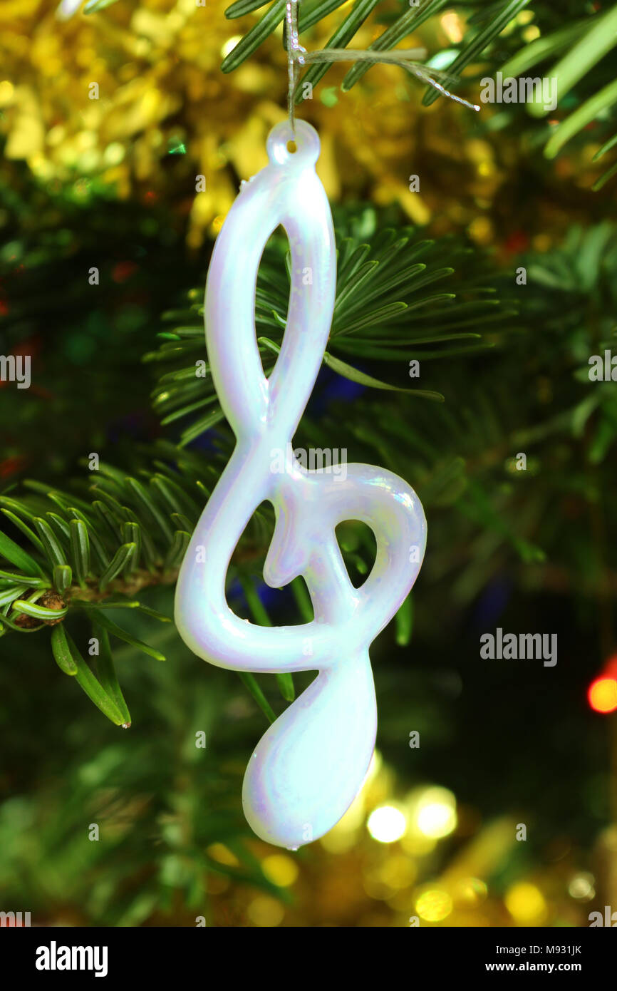 Musical Note Weihnachtsdekoration. Violinschlüssel Oranament an ein Holz gehängt. Stockfoto