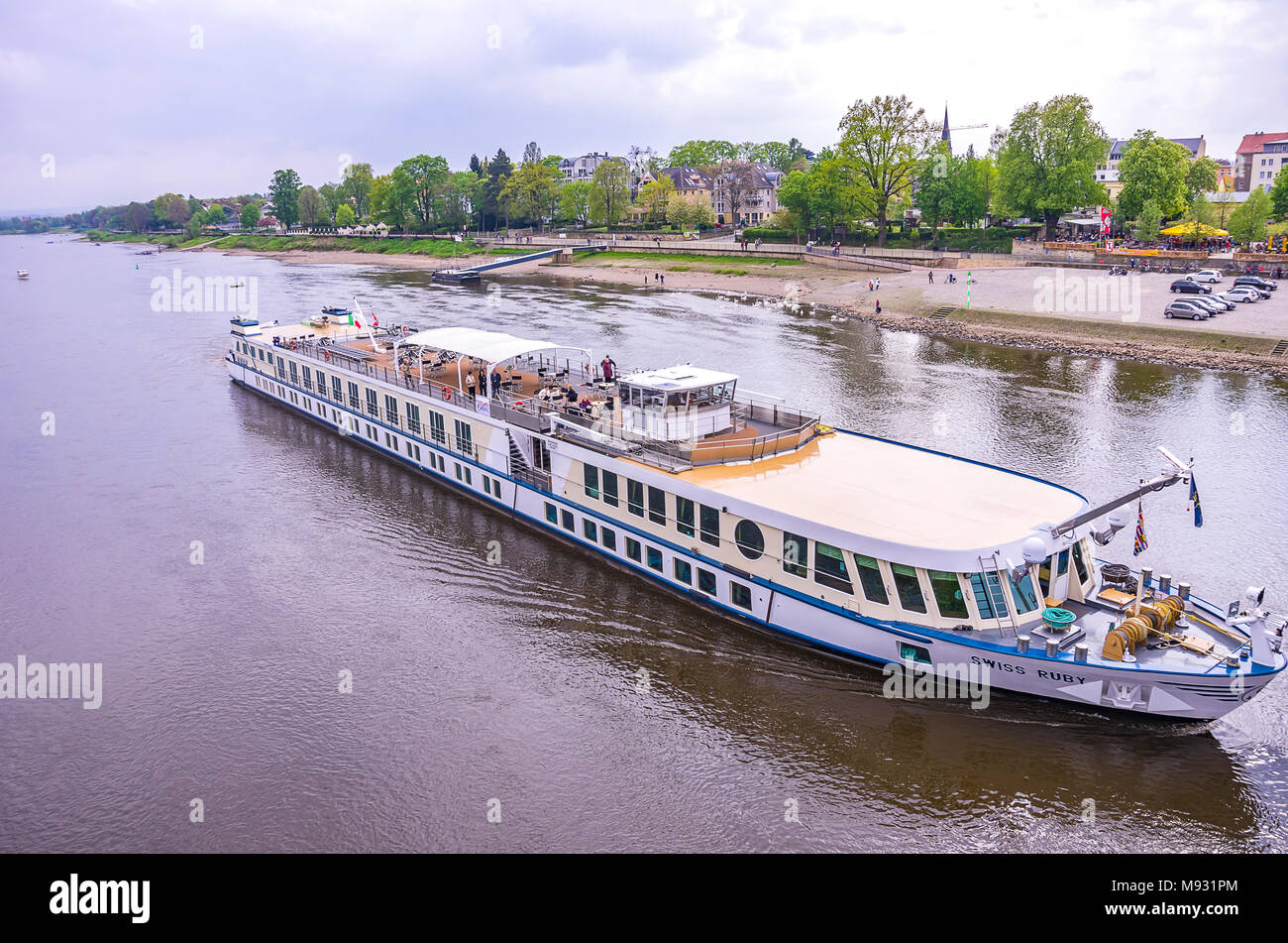 Der Fluss Kreuzfahrt Schiff MS Swiss Ruby geht unten die Elbe und übergibt die Schiller Garten in Dresden-Blasewitz, Dresden, Sachsen, Deutschland. Stockfoto