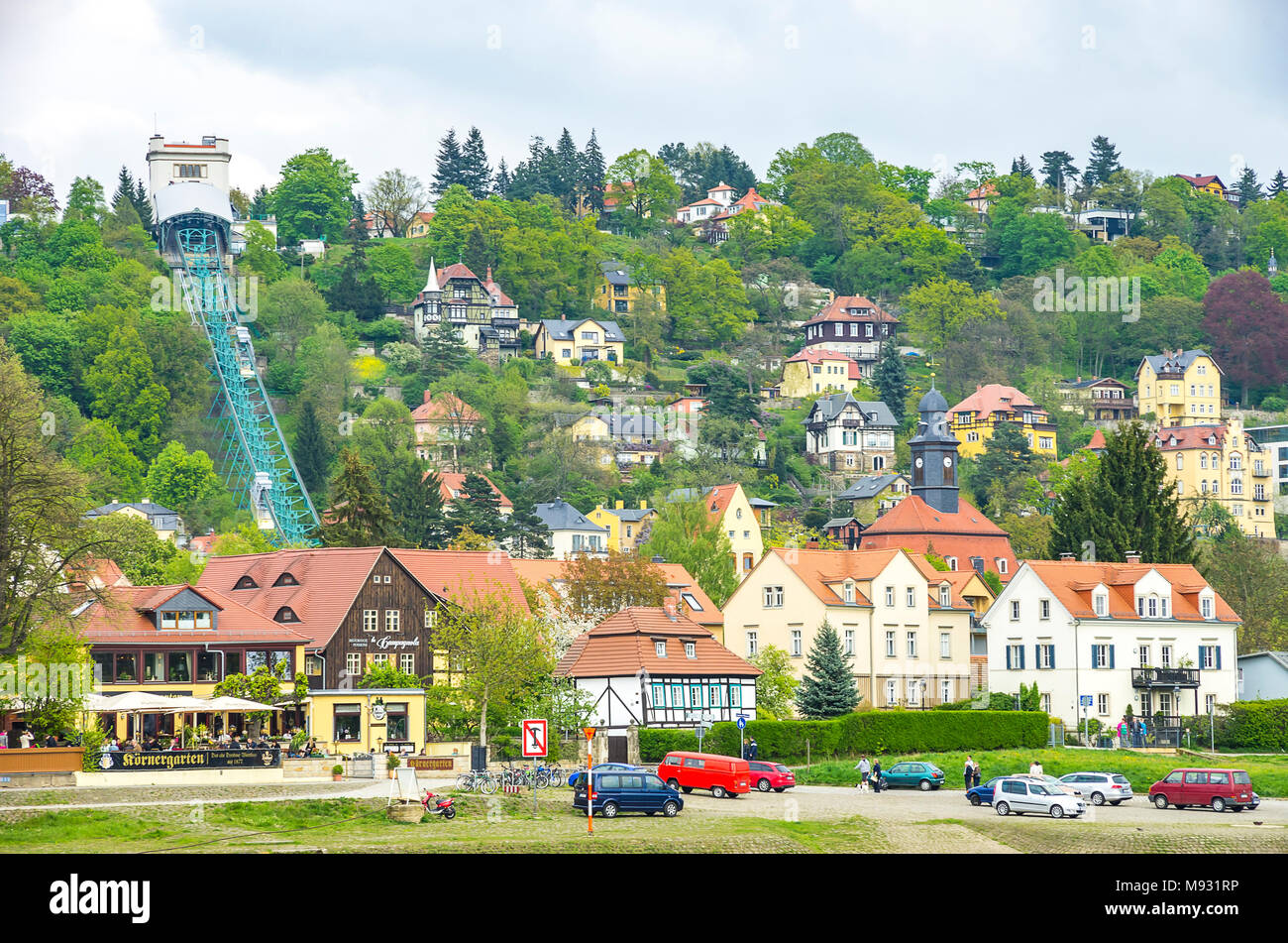 Blick über die Elbe auf die loschwitzer Körnergarten und Schwebebahn. Stockfoto