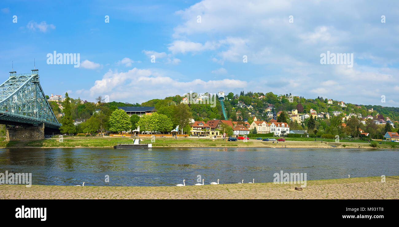 DRESDEN, Sachsen, Deutschland - 21 April, 2014: Blick über die Elbe auf Blaues Wunder Loschwitzer Brücke, Körner Garten und Schwebebahn. Stockfoto