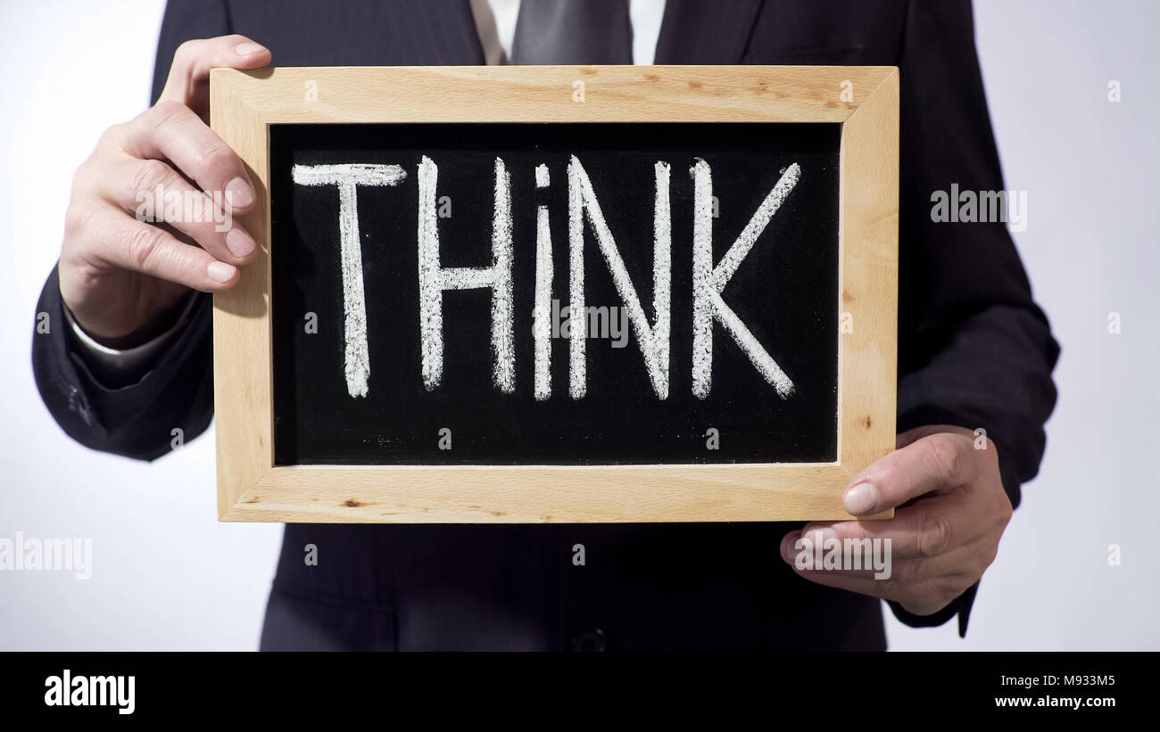 Denken geschrieben auf Tafel, männlich im klassischen Anzug Holding unterzeichnen, Motivation, Tipps Stockfoto